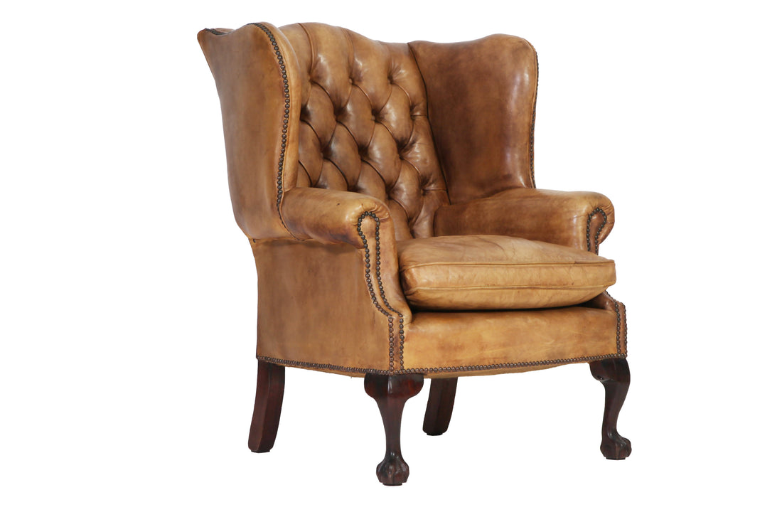 Antica coppia di poltrone chesterfield Wing Back o bergere inglese originale in pelle tabacco