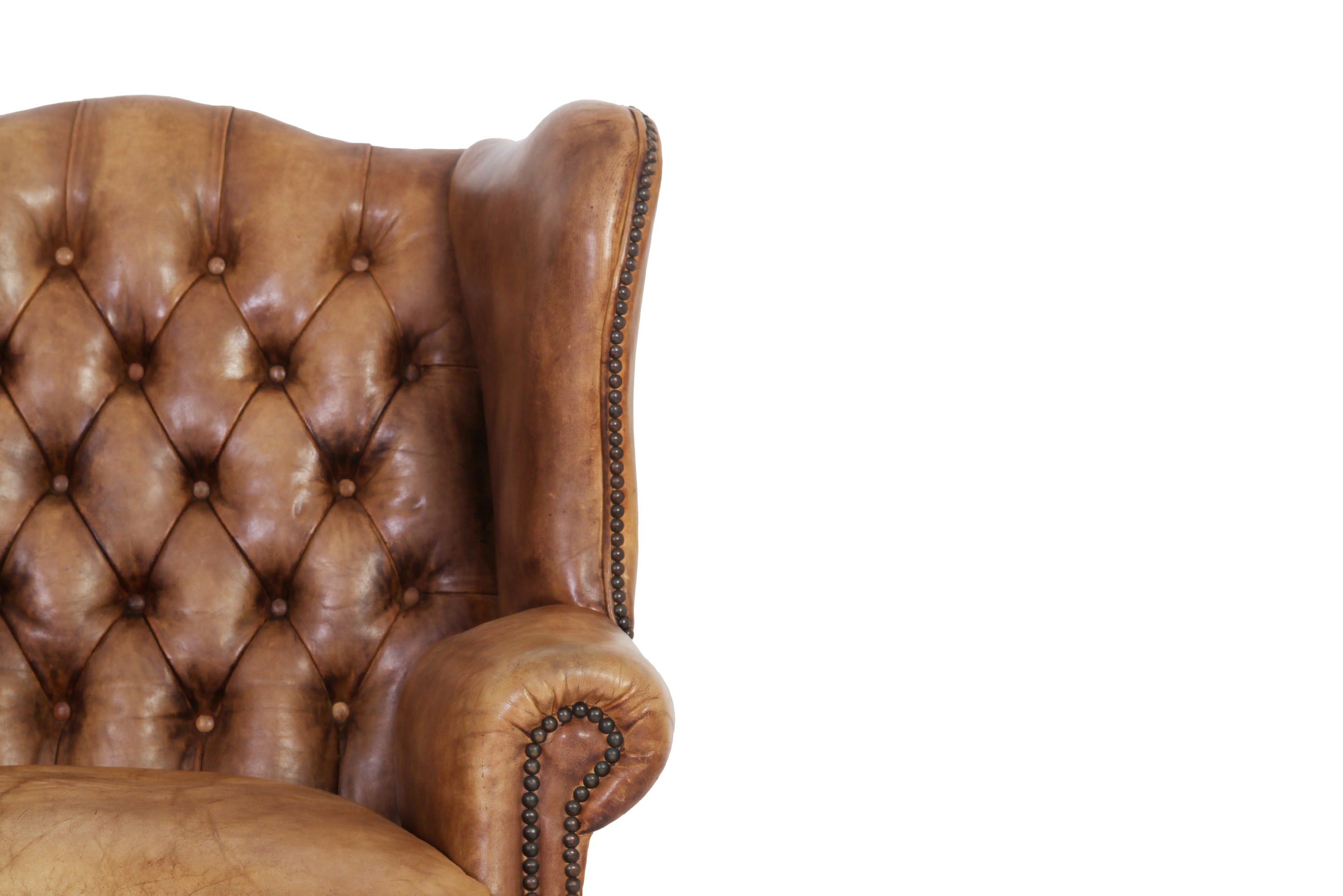 Antica coppia di poltrone chesterfield Wing Back o bergere inglese originale in pelle tabacco