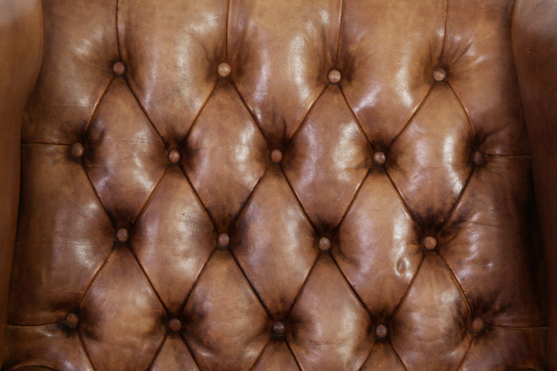 Antica coppia di poltrone chesterfield Wing Back o bergere inglese originale in pelle tabacco