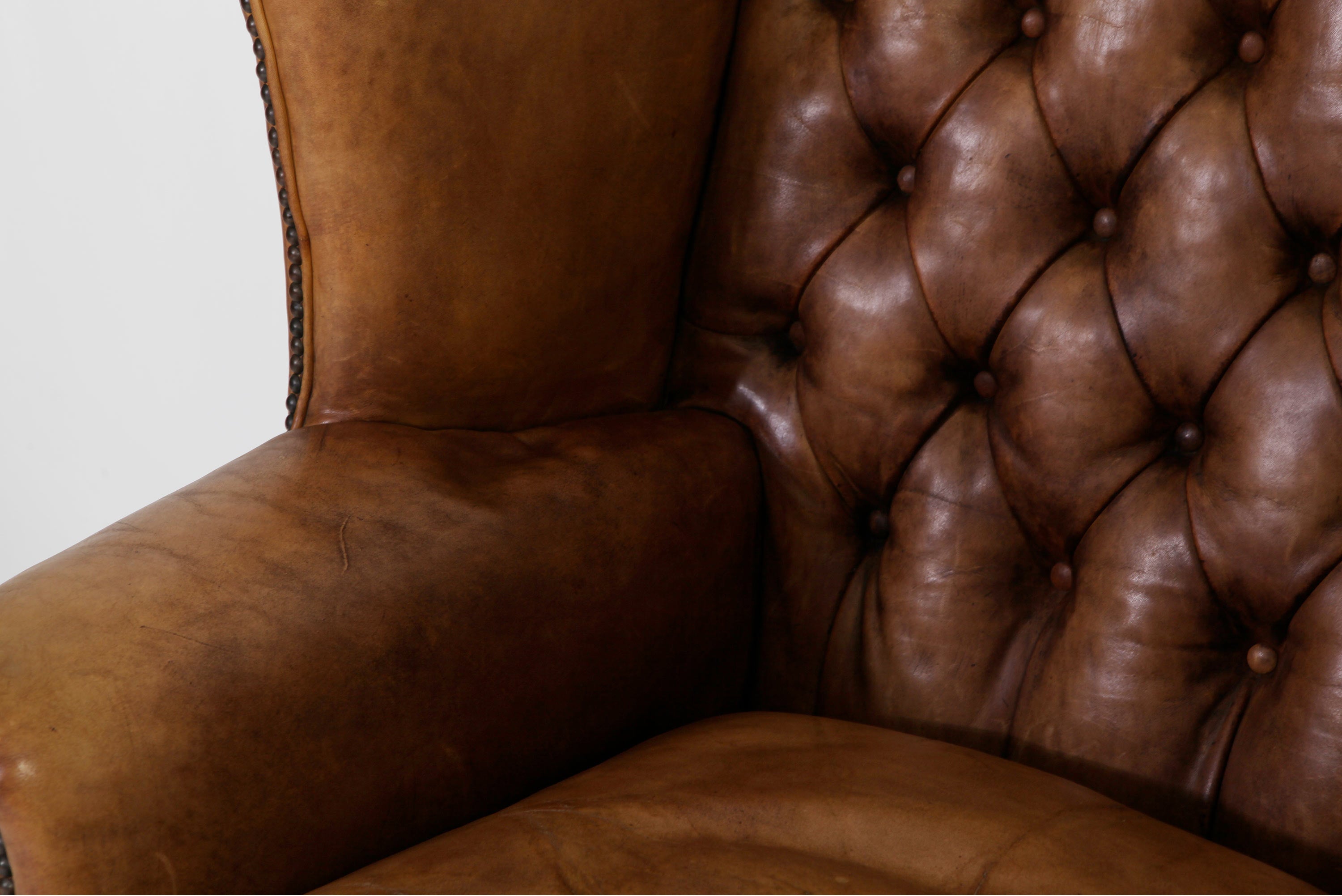 Antica coppia di poltrone chesterfield Wing Back o bergere inglese originale in pelle tabacco