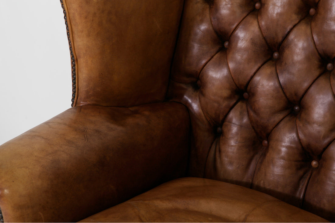 Antica coppia di poltrone chesterfield Wing Back o bergere inglese originale in pelle tabacco