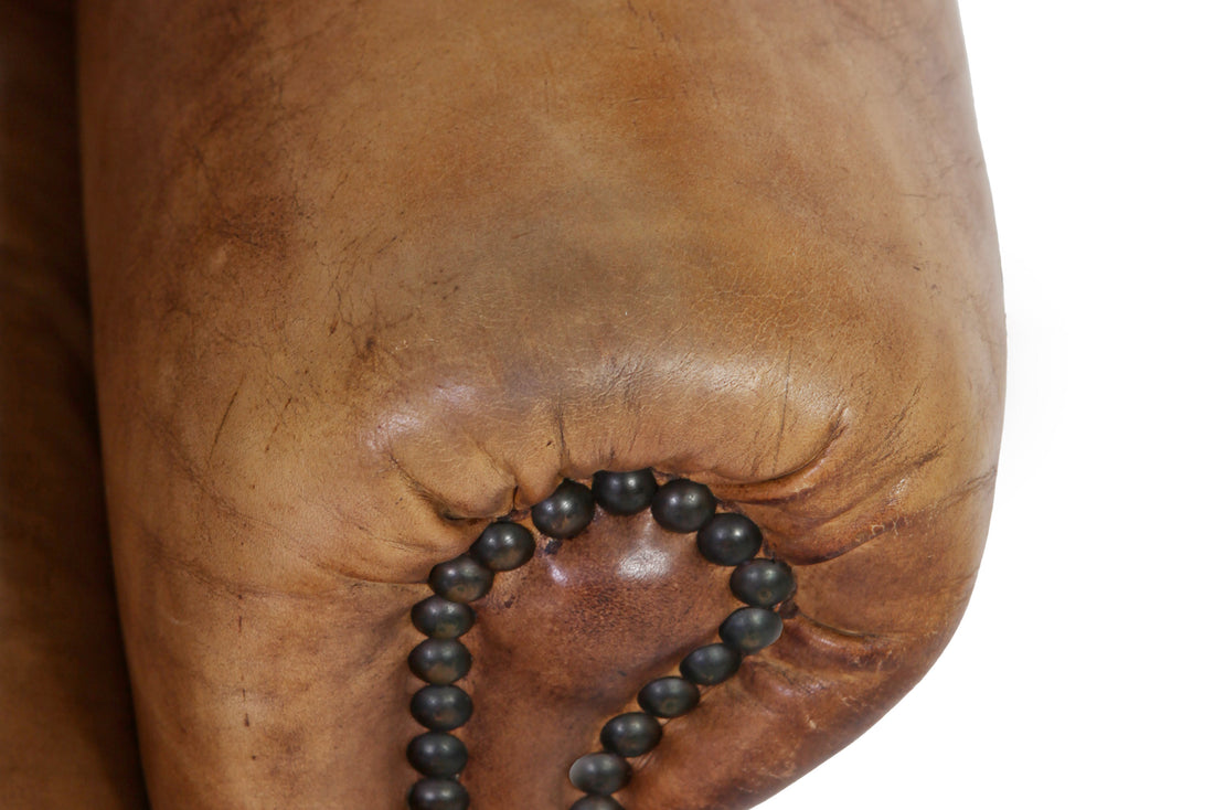 Antica coppia di poltrone chesterfield Wing Back o bergere inglese originale in pelle tabacco