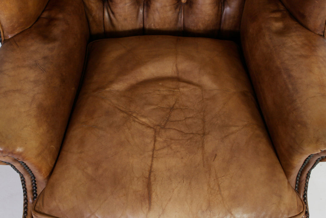 Antica coppia di poltrone chesterfield Wing Back o bergere inglese originale in pelle tabacco