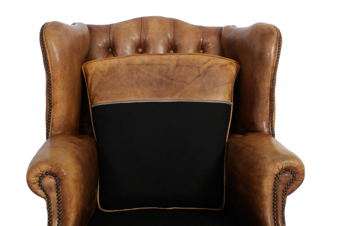 Antica coppia di poltrone chesterfield Wing Back o bergere inglese originale in pelle tabacco