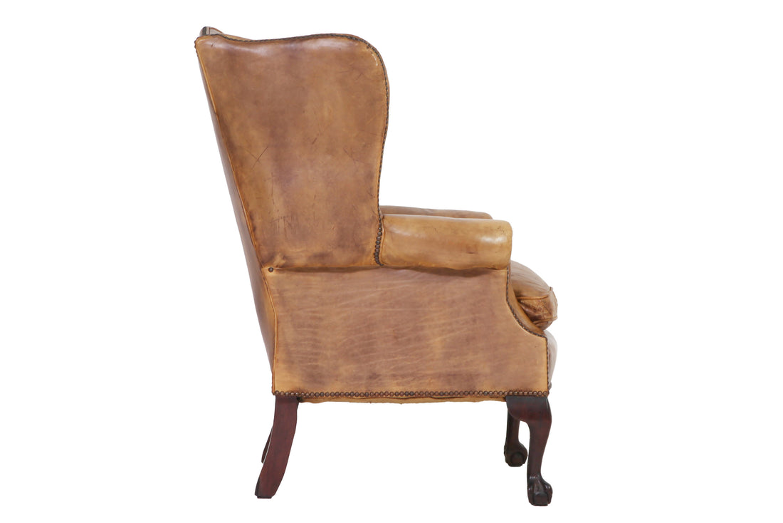 Antica coppia di poltrone chesterfield Wing Back o bergere inglese originale in pelle tabacco
