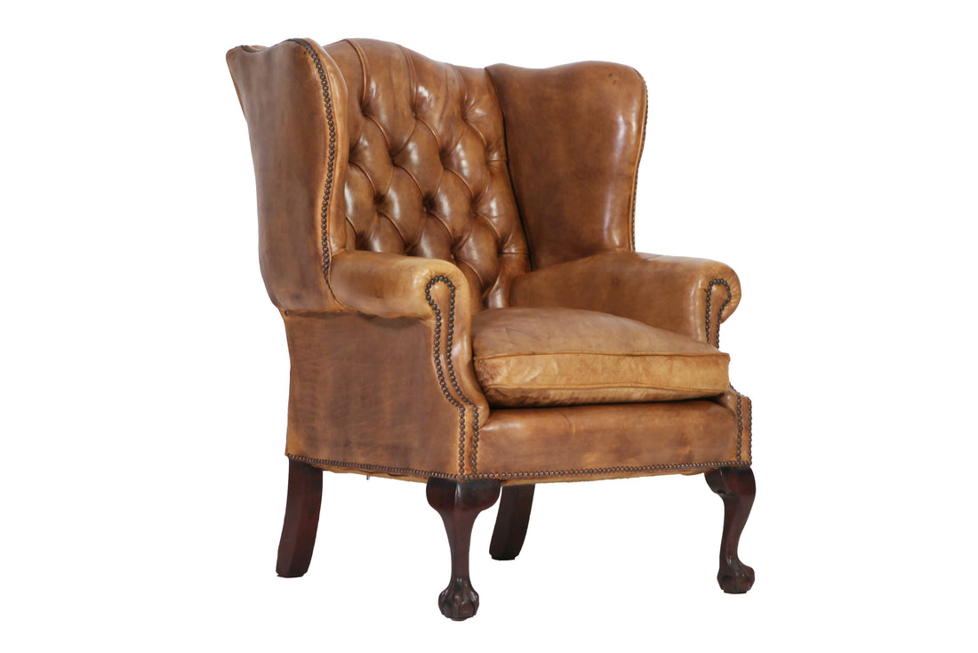 Antica coppia di poltrone chesterfield Wing Back o bergere inglese originale in pelle tabacco