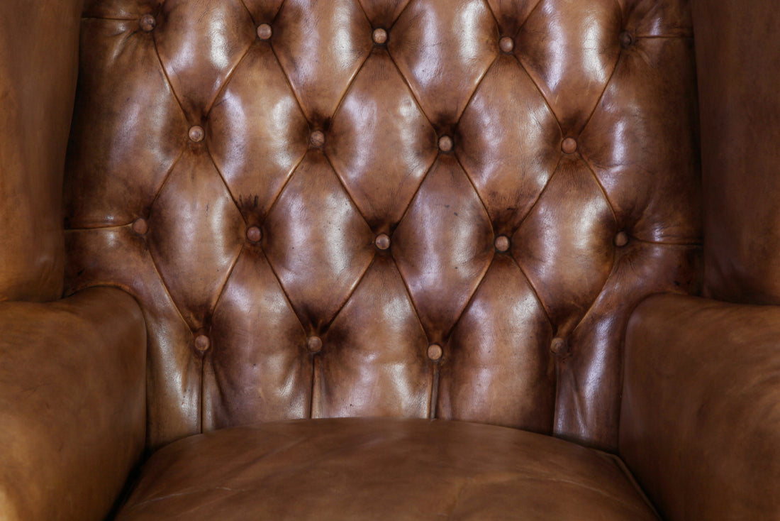 Antica coppia di poltrone chesterfield Wing Back o bergere inglese originale in pelle tabacco