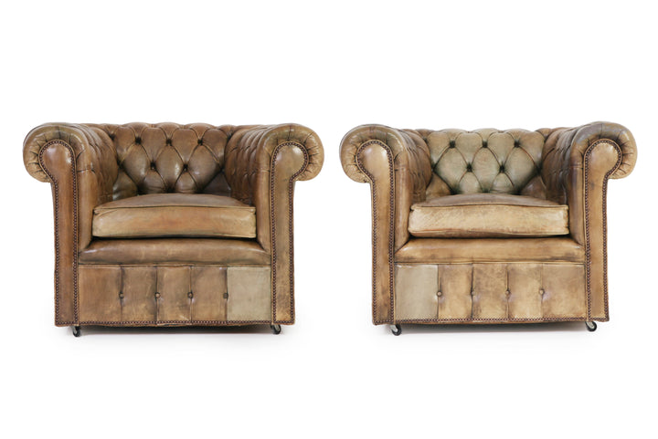 Coppia di poltrone chesterfield club vintage inglese in pelle marrone del XX secolo