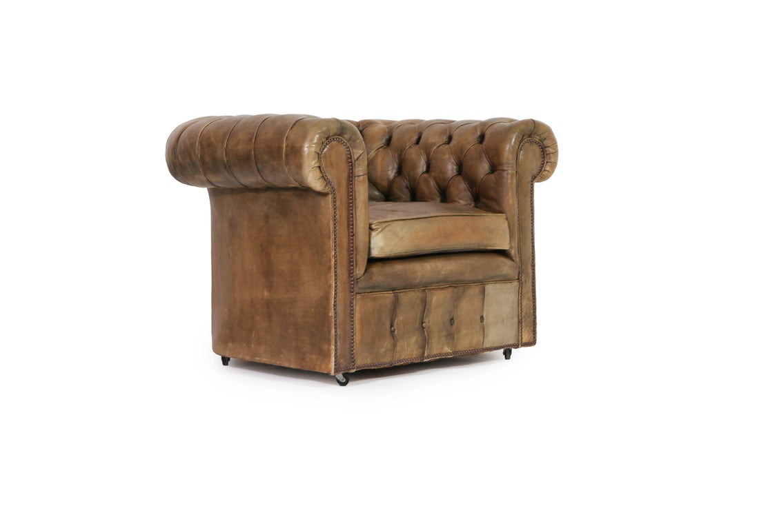 Coppia di poltrone chesterfield club vintage inglese in pelle marrone del XX secolo