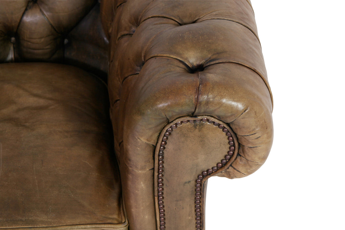 Coppia di poltrone chesterfield club vintage inglese in pelle marrone del XX secolo