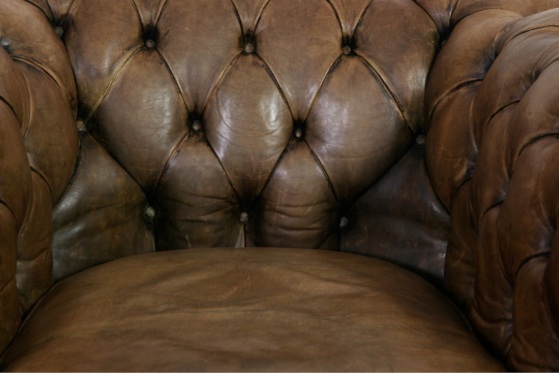 Coppia di poltrone chesterfield club vintage inglese in pelle marrone del XX secolo