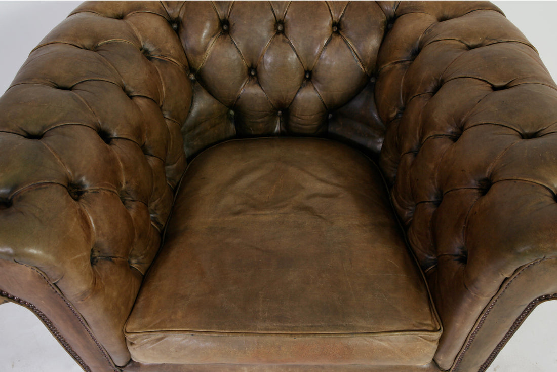 Coppia di poltrone chesterfield club vintage inglese in pelle marrone del XX secolo