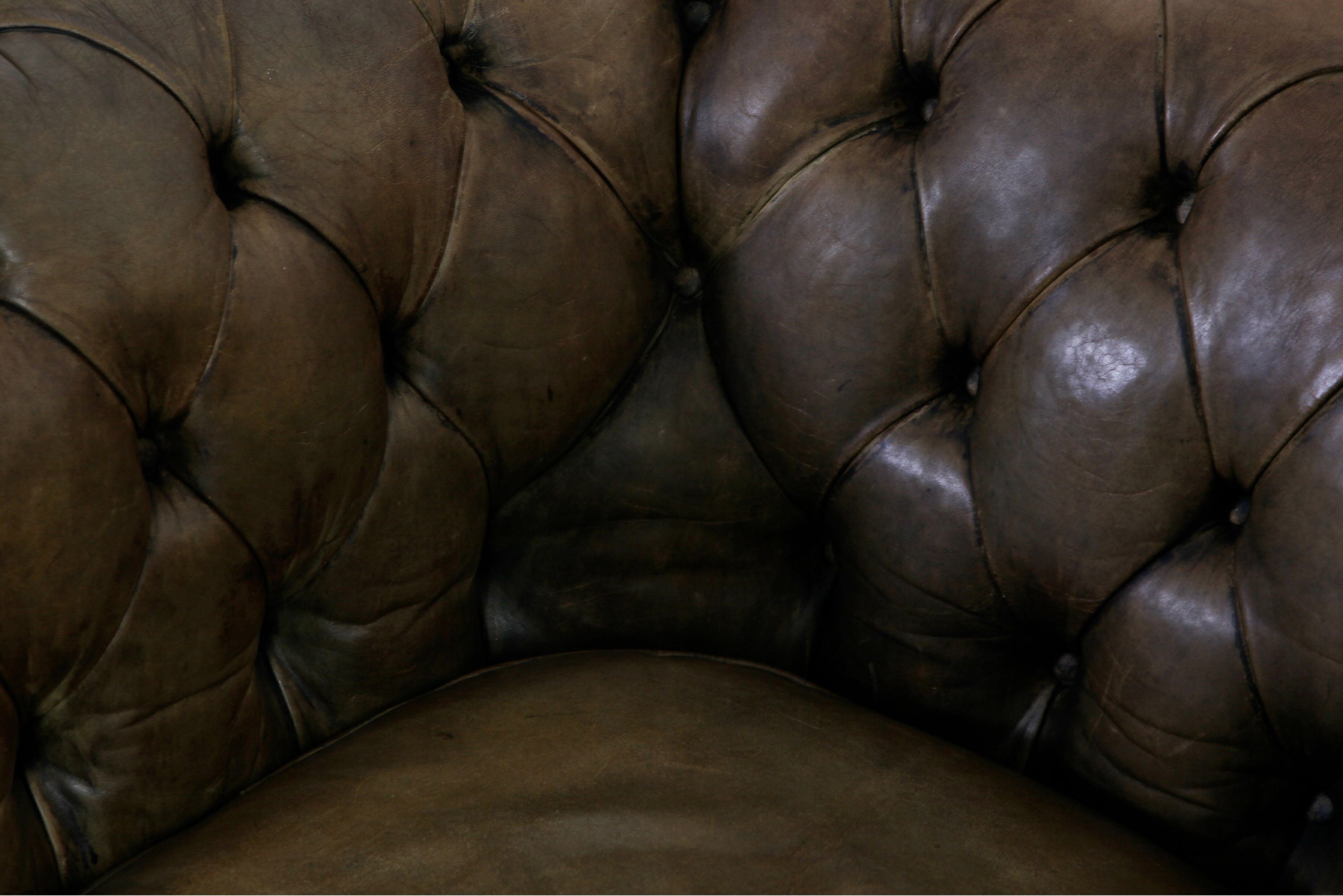 Coppia di poltrone chesterfield club vintage inglese in pelle marrone del XX secolo