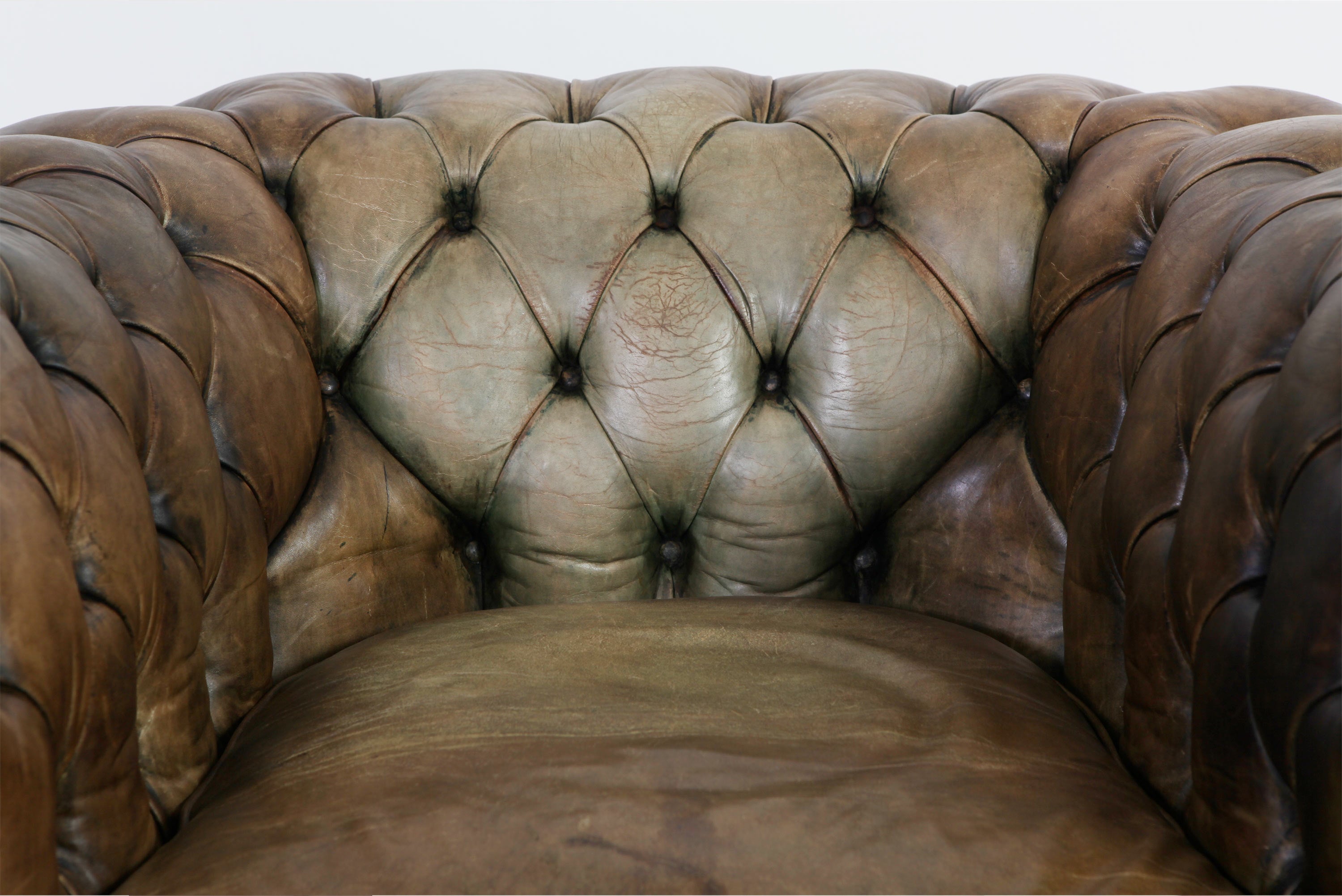 Coppia di poltrone chesterfield club vintage inglese in pelle marrone del XX secolo