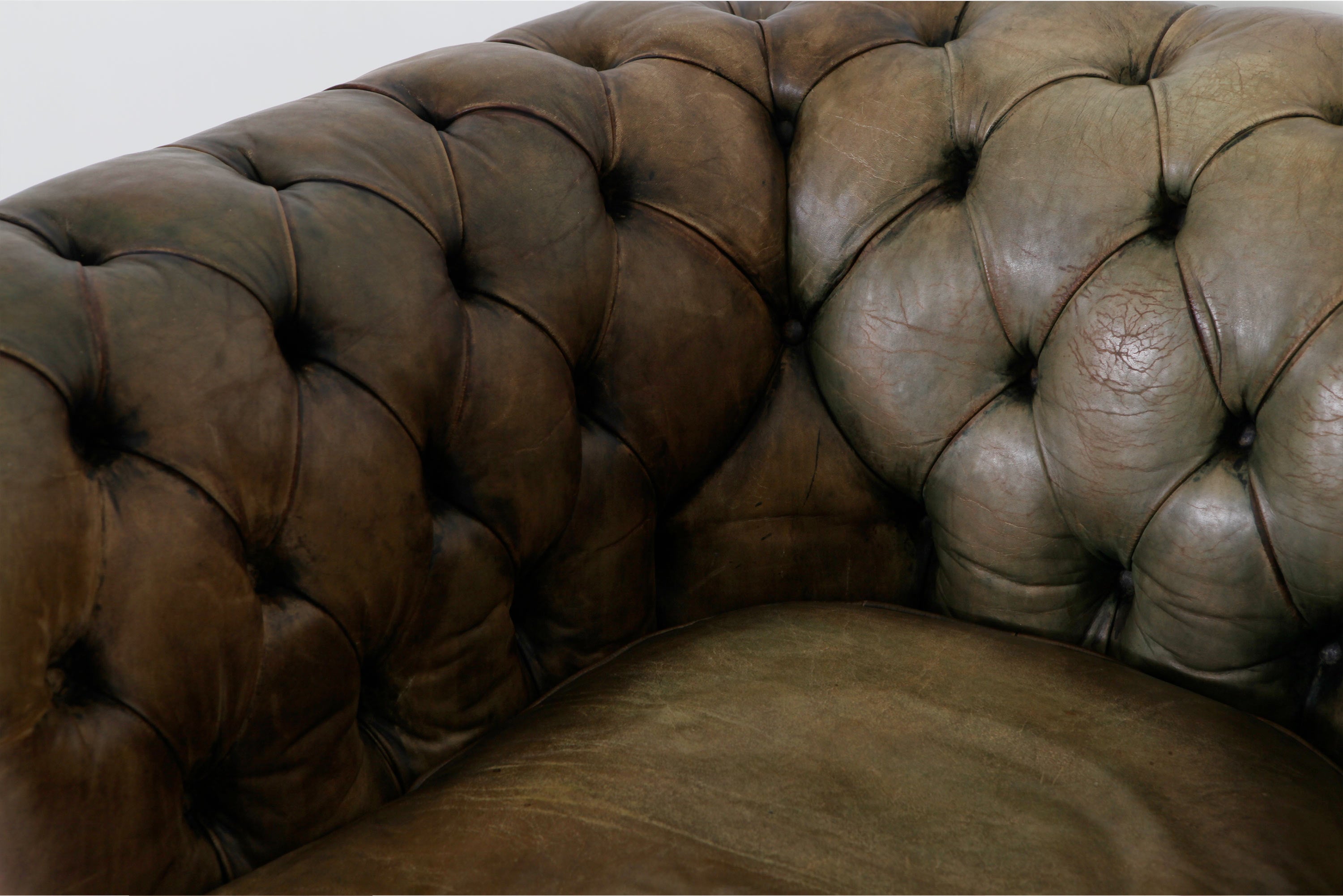 Coppia di poltrone chesterfield club vintage inglese in pelle marrone del XX secolo