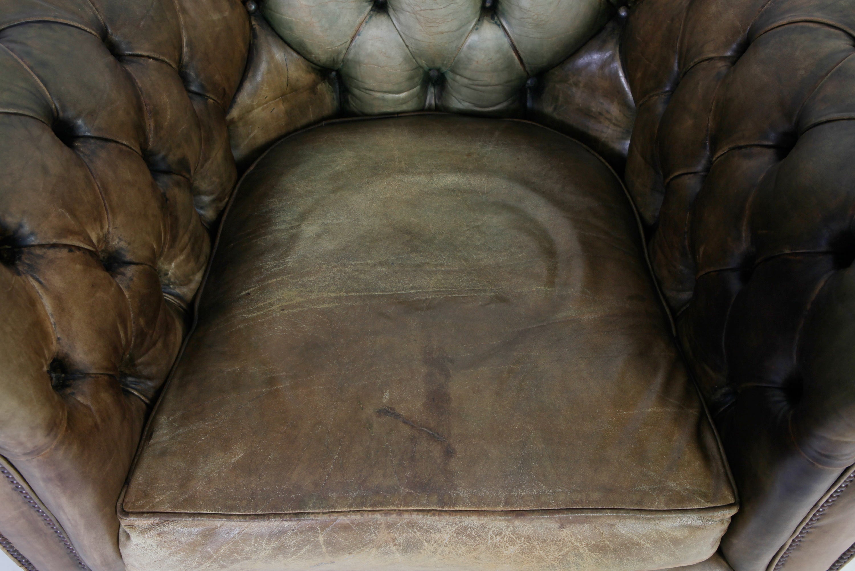 Coppia di poltrone chesterfield club vintage inglese in pelle marrone del XX secolo