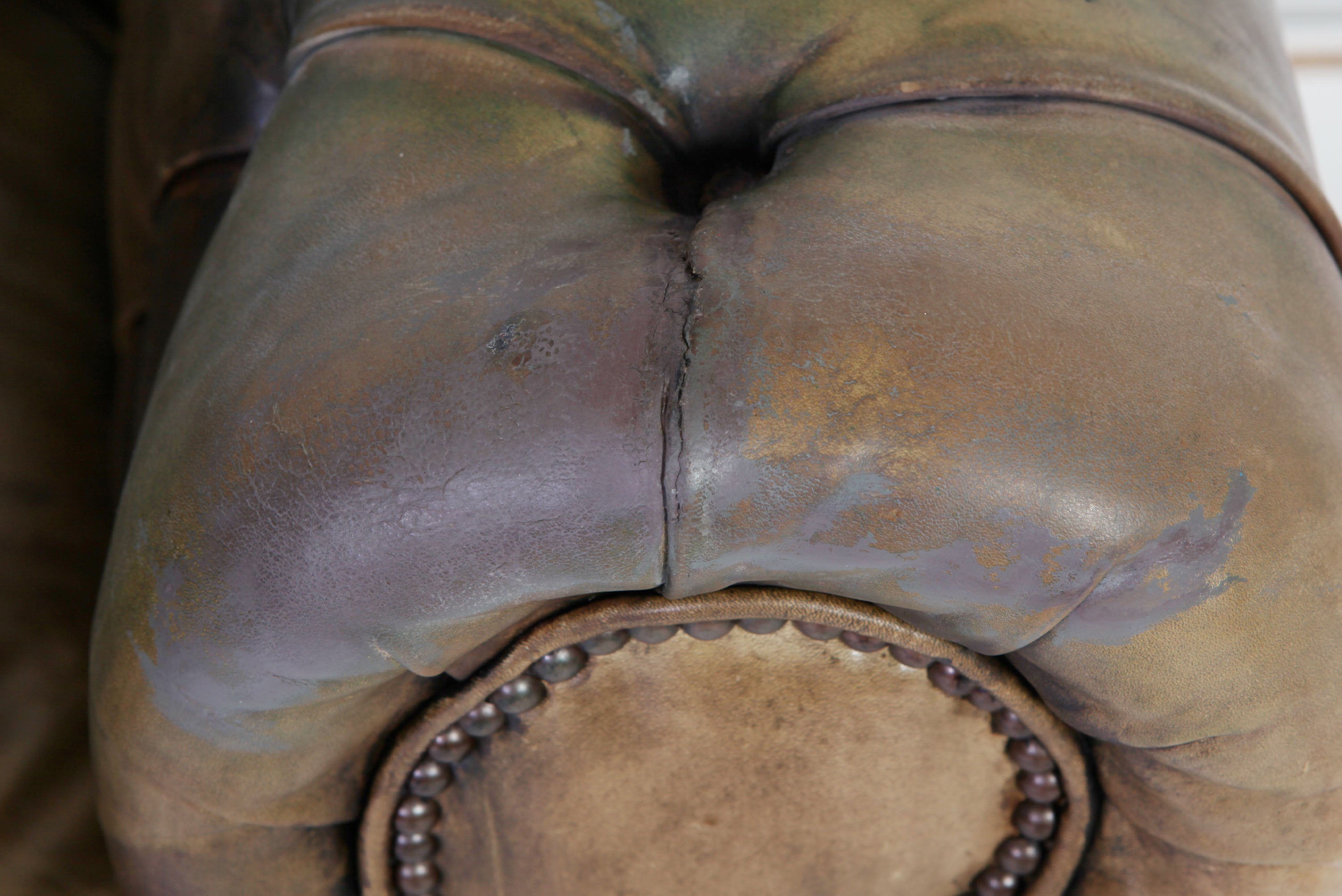 Coppia di poltrone chesterfield club vintage inglese in pelle marrone del XX secolo