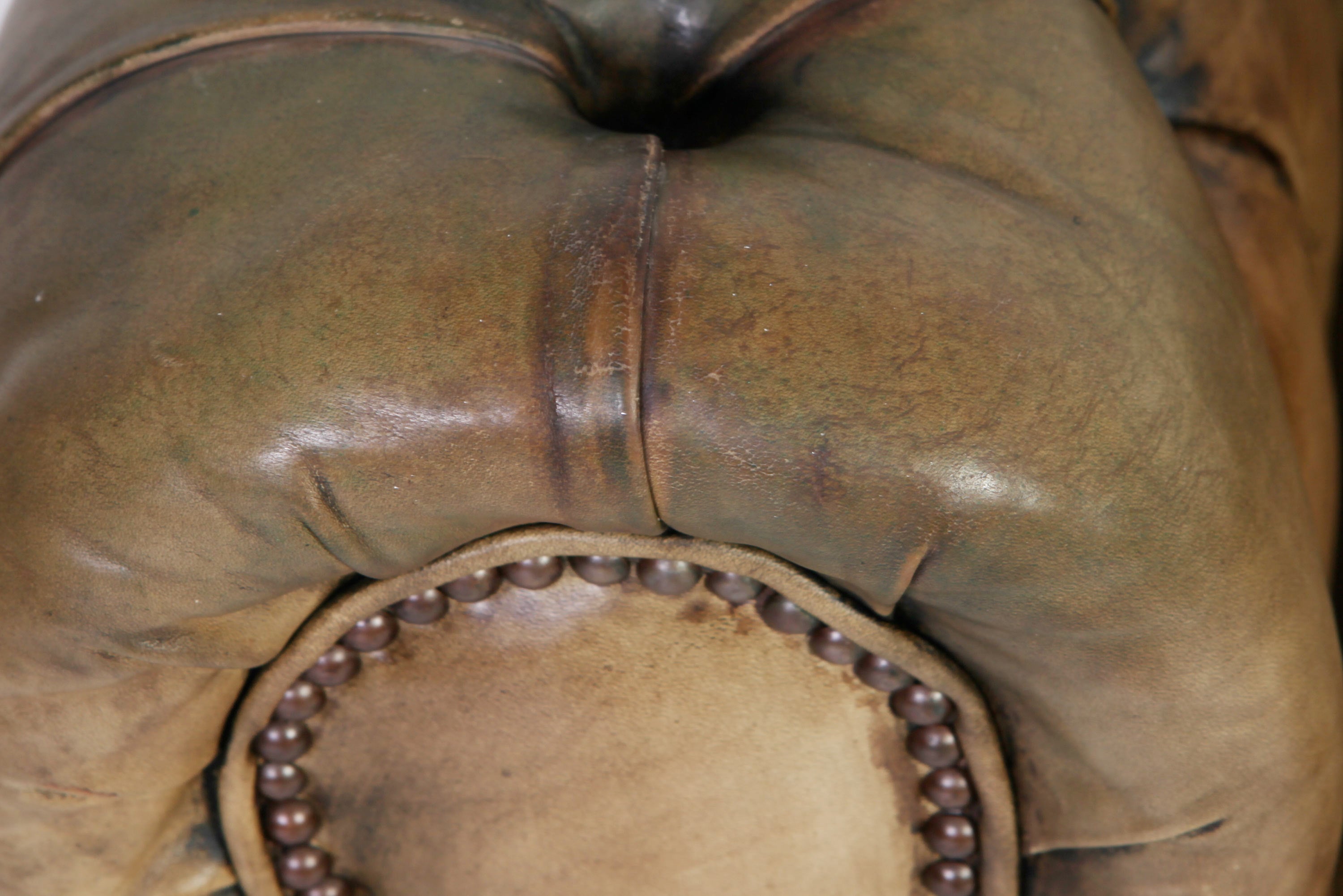 Coppia di poltrone chesterfield club vintage inglese in pelle marrone del XX secolo