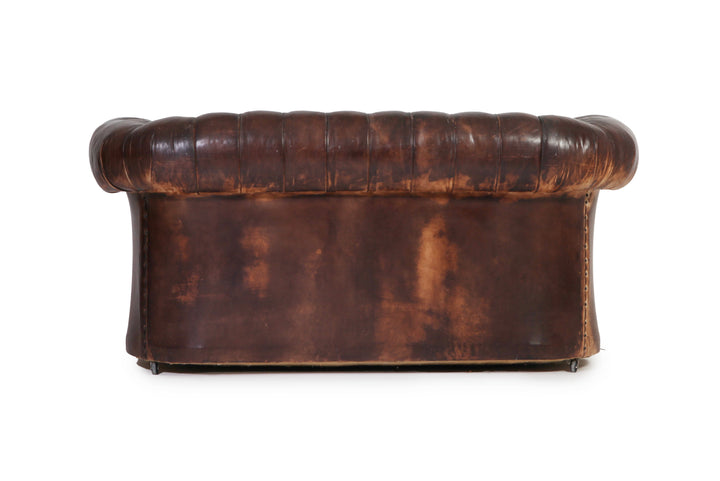 Antico divano 2 posti chesterfield club inglese originale in pelle marrone anticato