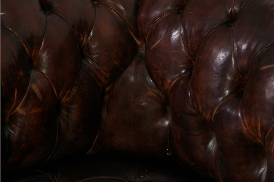 Antico divano 2 posti chesterfield club inglese originale in pelle marrone anticato