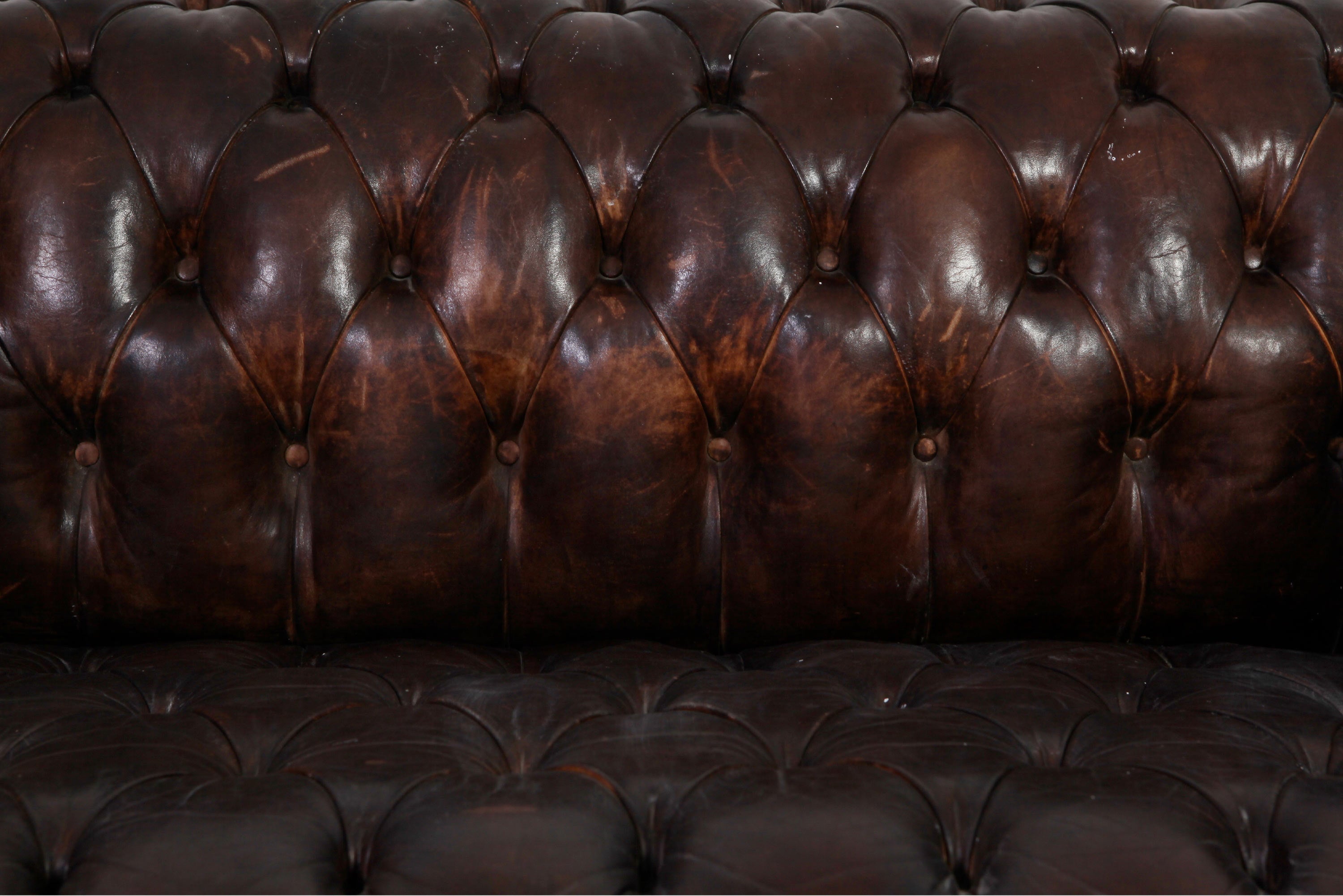 Antico divano 2 posti chesterfield club inglese originale in pelle marrone anticato