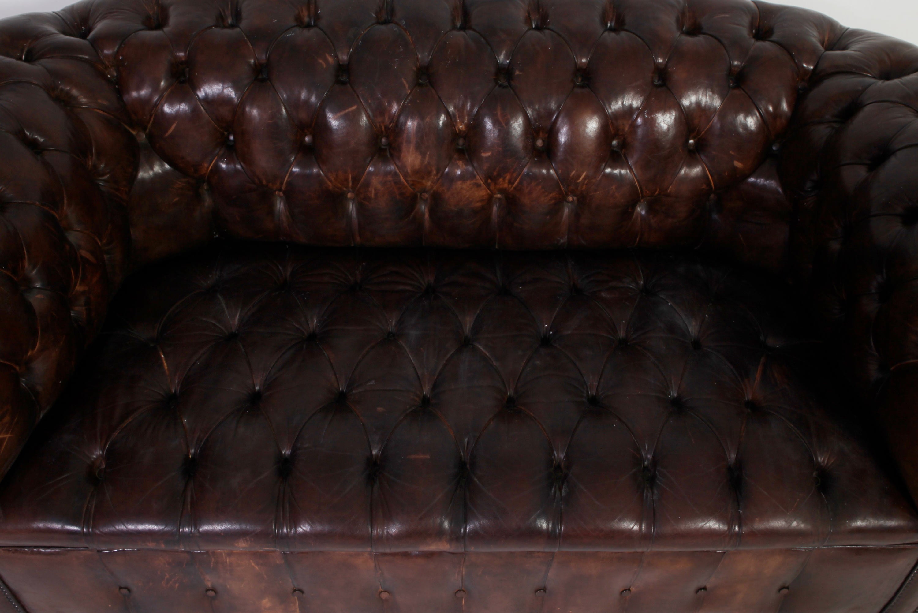 Antico divano 2 posti chesterfield club inglese originale in pelle marrone anticato