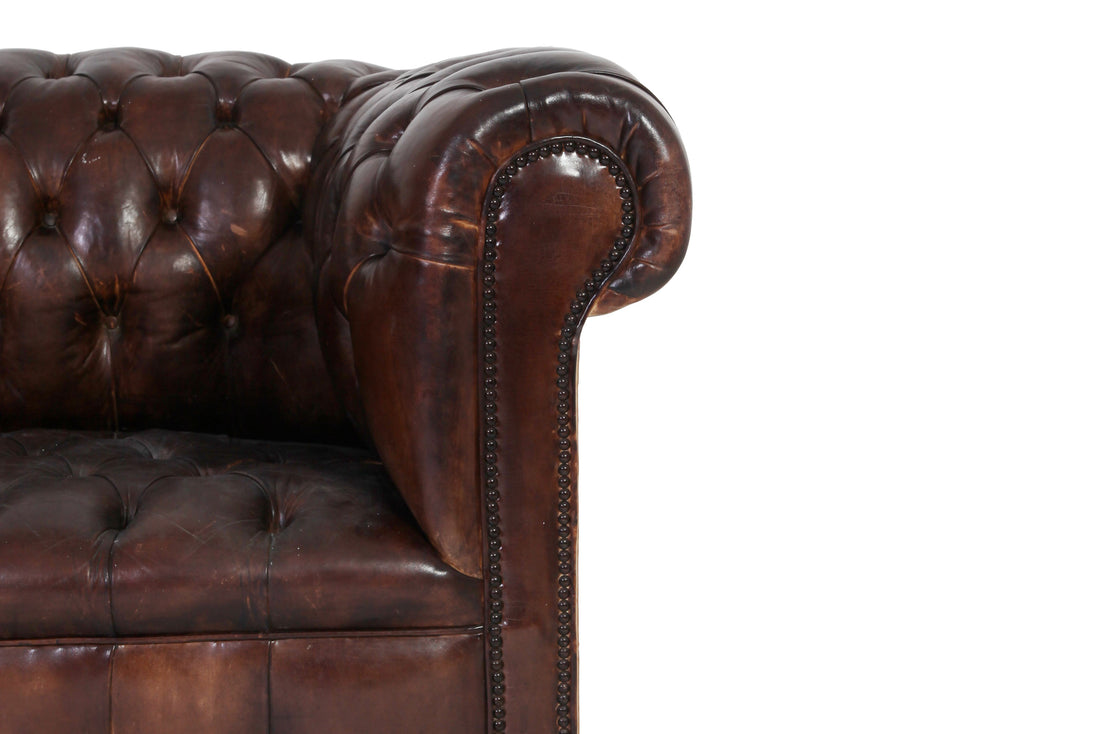 Antico divano 2 posti chesterfield club inglese originale in pelle marrone anticato