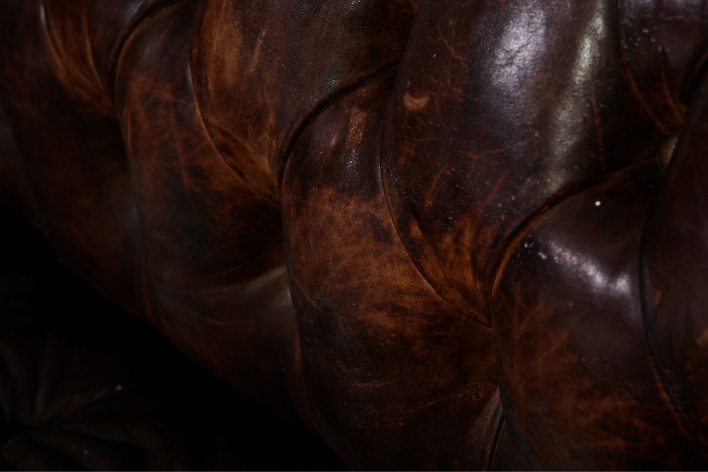 Antico divano 2 posti chesterfield club inglese originale in pelle marrone anticato