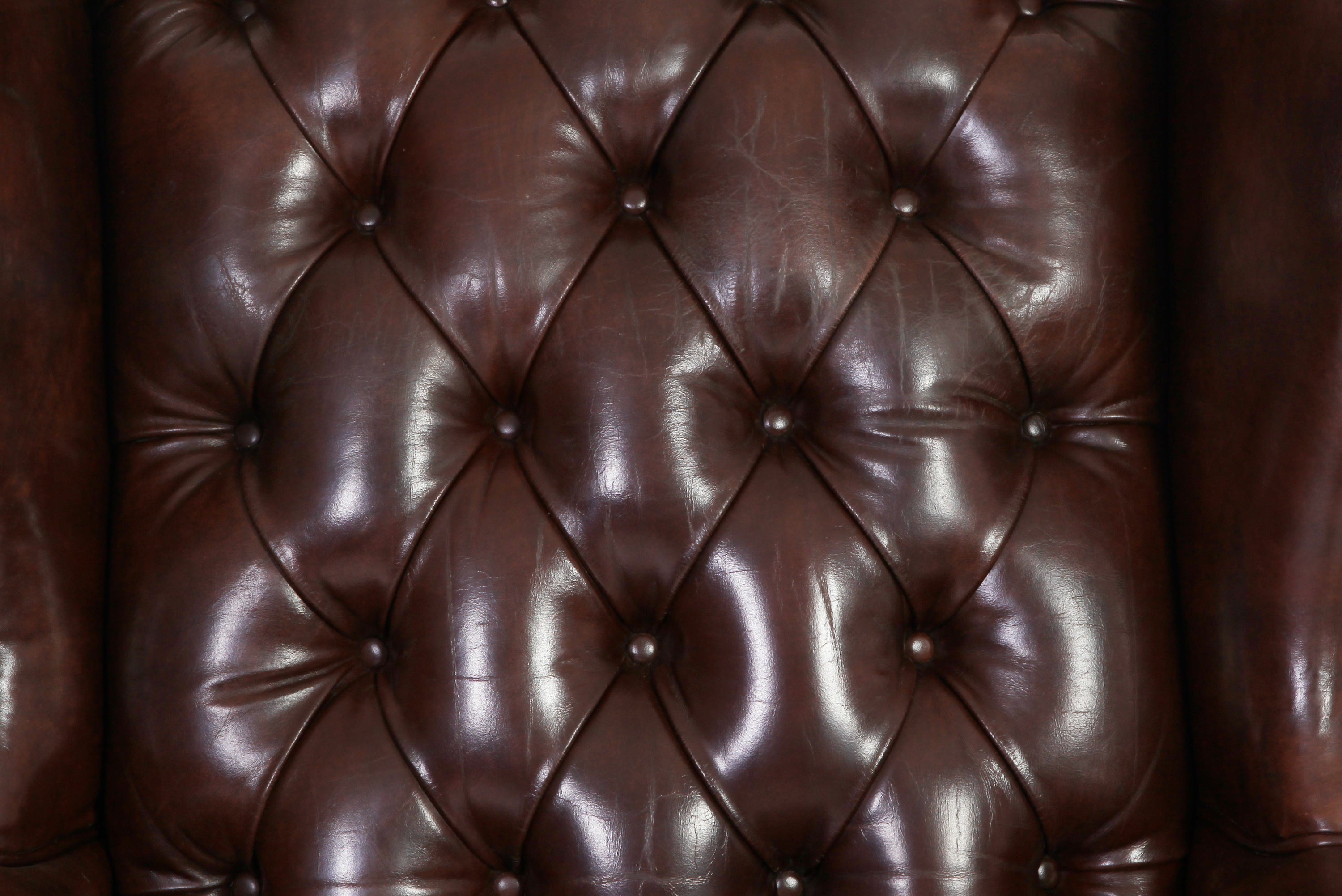 Coppia di poltrone chesterfield bergere vintage inglese originale in pelle marrone