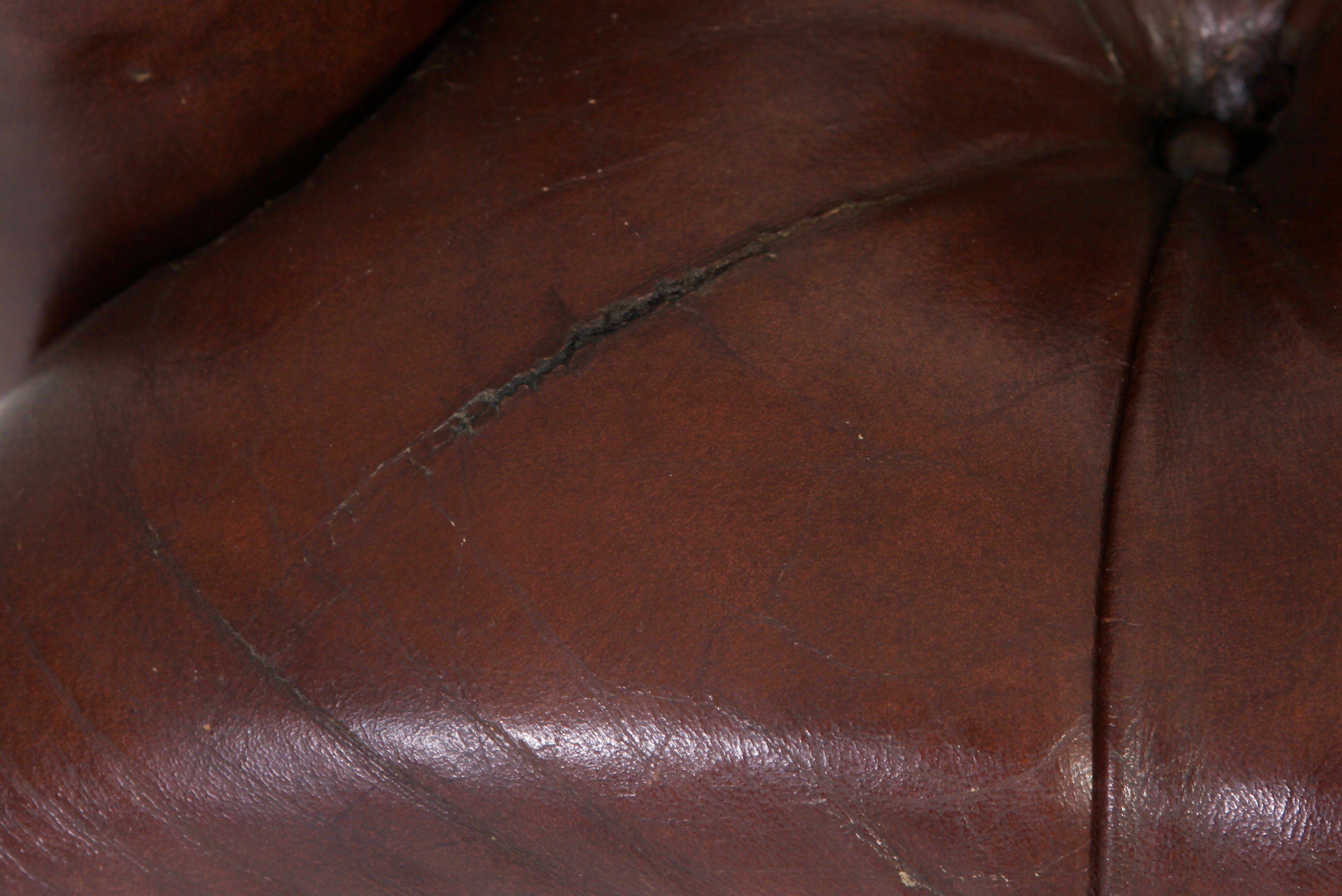 Coppia di poltrone chesterfield bergere vintage inglese originale in pelle marrone