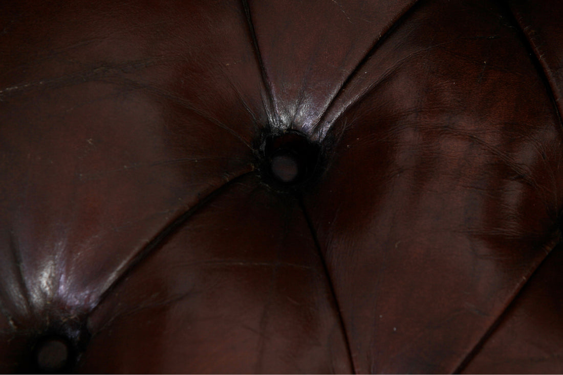 Coppia di poltrone chesterfield bergere vintage inglese originale in pelle marrone