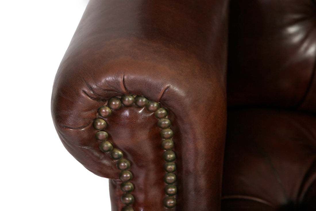 Coppia di poltrone chesterfield bergere vintage inglese originale in pelle marrone