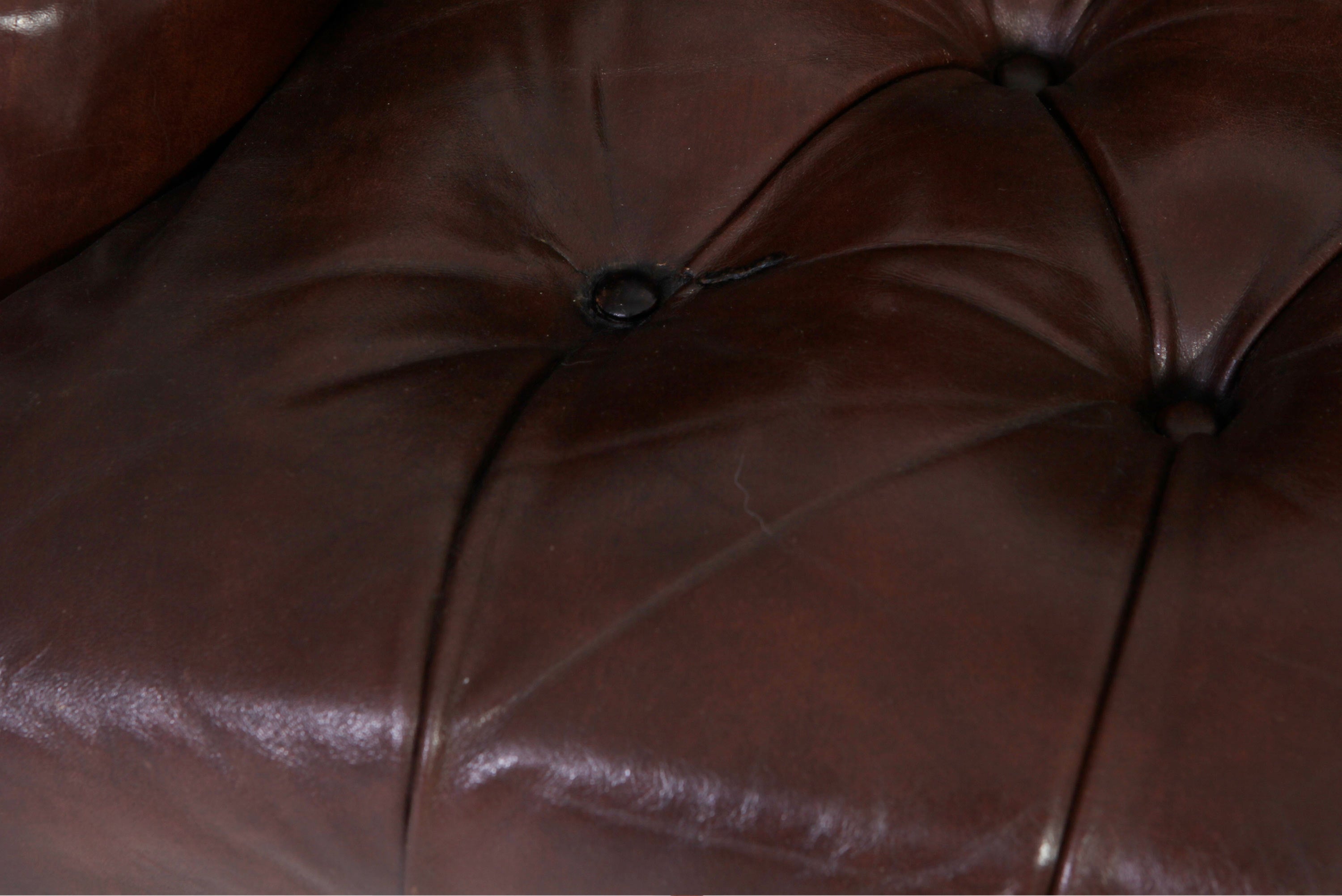 Coppia di poltrone chesterfield bergere vintage inglese originale in pelle marrone