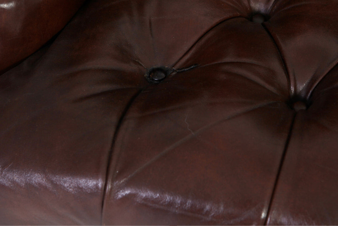 Coppia di poltrone chesterfield bergere vintage inglese originale in pelle marrone