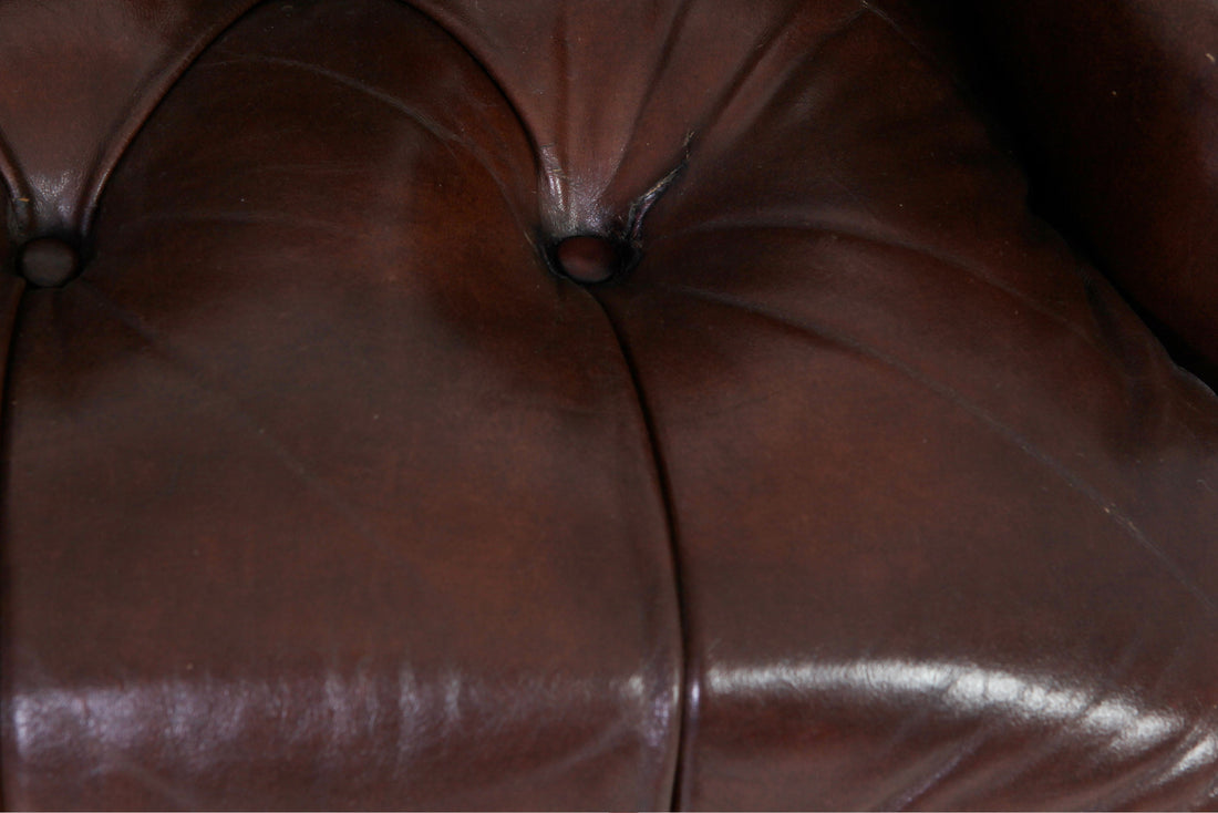 Coppia di poltrone chesterfield bergere vintage inglese originale in pelle marrone