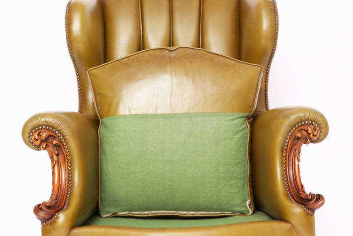Poltrona chesterfield bergere inglese vintage in pelle verde oliva