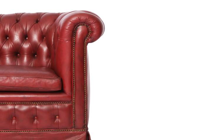 Divano 2 posti chesterfield a pozzetto vintage in pelle bordeaux vinaccia