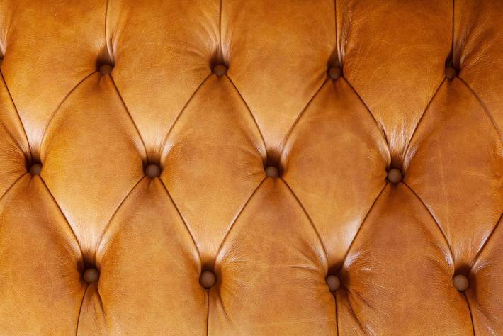 Divano chesterfield club 3 posti seduta capitonnè in cuoio tabacco