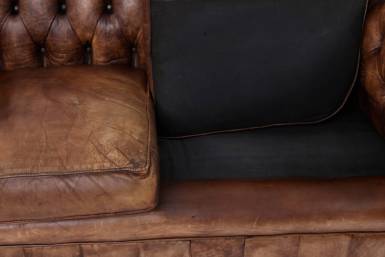 Antico divano chesterfield club 2 posti inglese originale in pelle marrone anticato