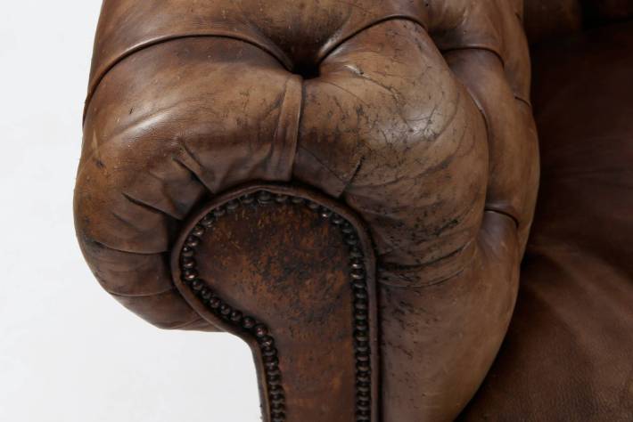 Antico divano chesterfield club 2 posti inglese originale in pelle marrone anticato
