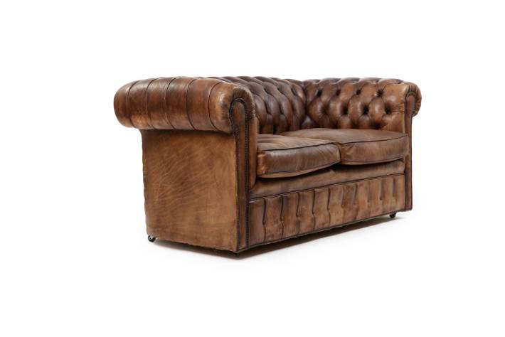Antico divano chesterfield club 2 posti inglese originale in pelle marrone anticato