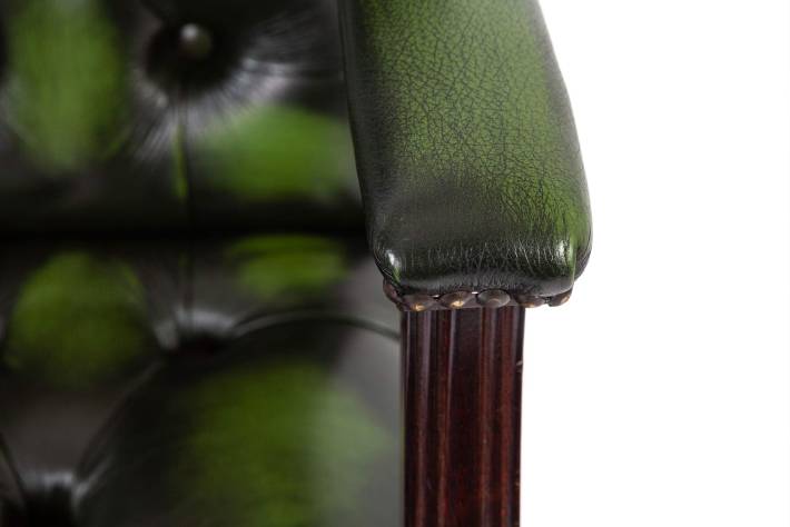 Poltrona chesterfield director da scrivania inglese originale verde anticato