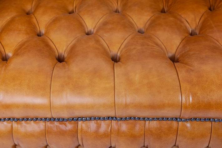 Divano chesterfield club 3 posti seduta capitonnè in cuoio tabacco
