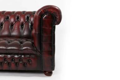 Divano Chesterfield club 3 posti inglese originale vintage in pelle bordeaux con seduta a capitonnè