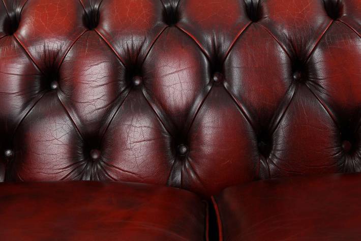 Divano Chesterfield club 2 posti inglese originale vintage in pelle rosso bordeaux anticato