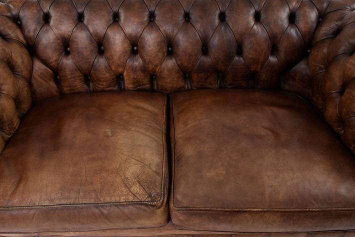 Antico divano chesterfield club 2 posti inglese originale in pelle marrone anticato